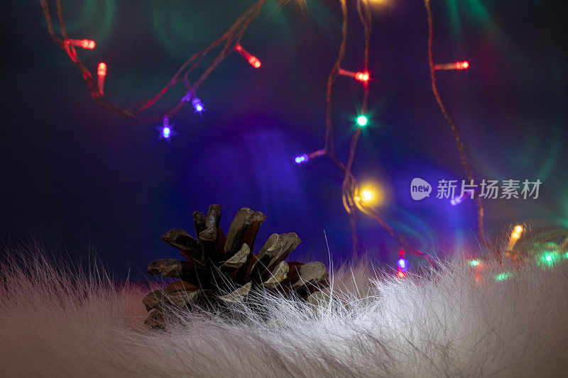 圣诞节灯泡。圆锥圣诞装饰上的光，蓝色的背景。