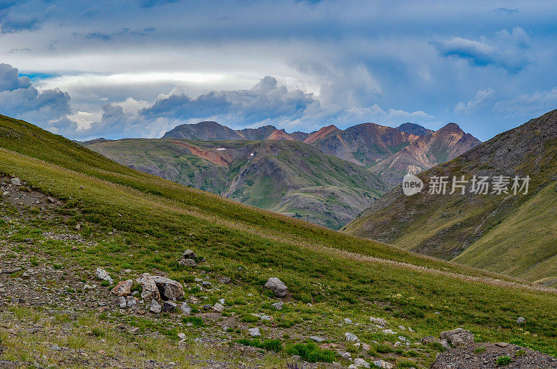 在圣胡安山上的肉桂隘口土路