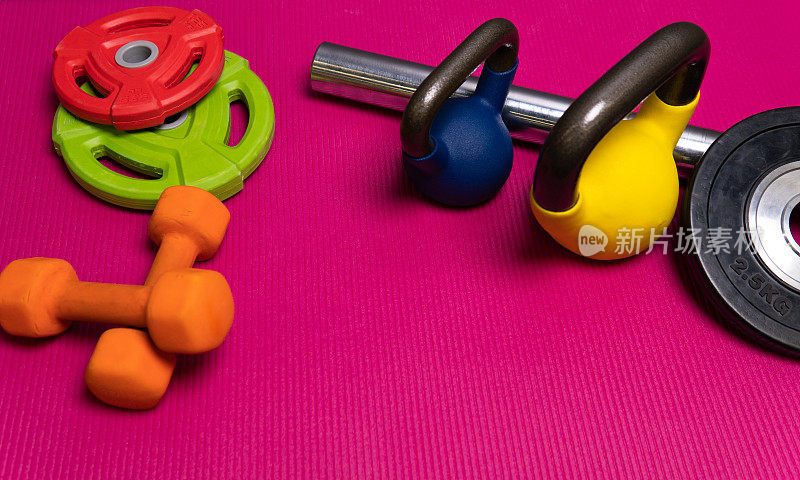 运动红色重量哑铃杆黄蓝绿钢，从健身生活方式为健康和空间顶部，复古活动。室内设计建、平