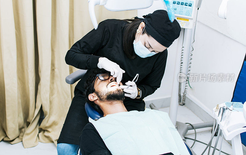 牙医为病人进行牙齿检查，牙医为病人检查牙套，病人由牙医检查