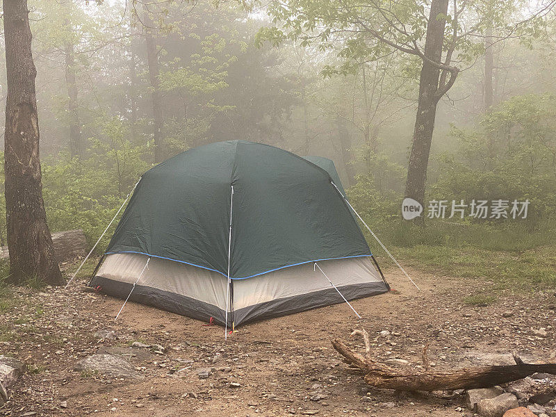在有雾的露营地搭帐篷