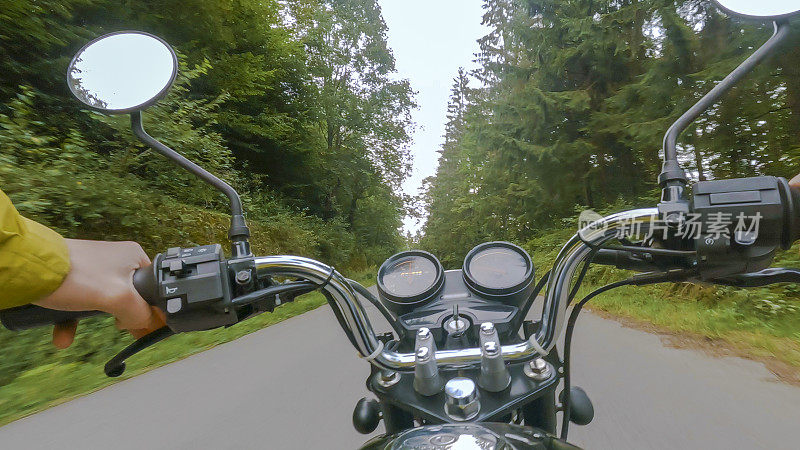 沿山路骑摩托车的第一人称视角