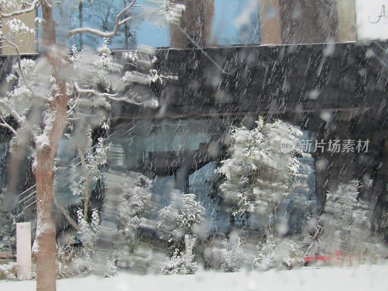 日本。1月。城市里有暴风雪。