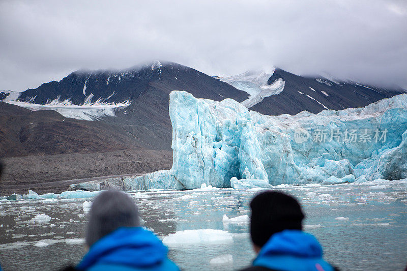 斯瓦尔巴群岛的蓝色冰川