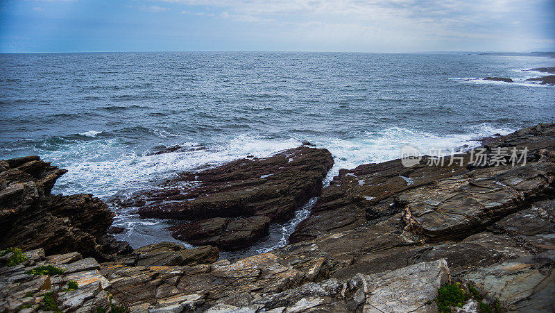 海浪撞击岩石，在加利西亚海岸，以地平线为背景，复制空间