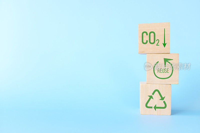 减少、再利用、回收和可持续发展和环境友好型企业，CSR和ESG概念。手工堆砌印有环保图标的木块。