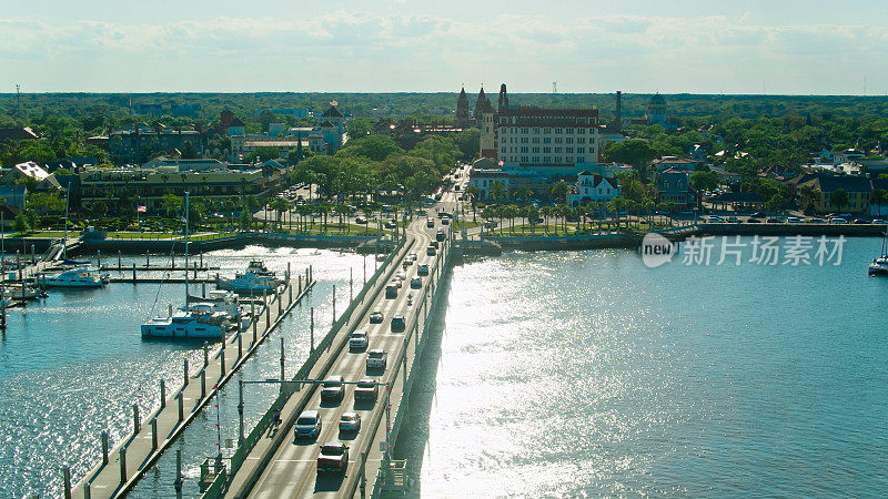 佛罗里达州圣奥古斯丁狮子桥上交通的高空鸟瞰图