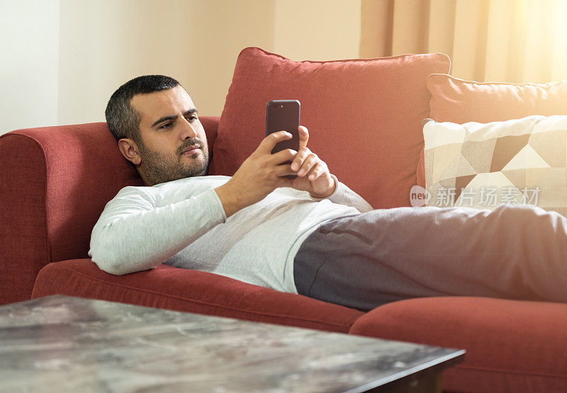 年轻的成年男子在网上和朋友聊天。视频通话或facetime的概念