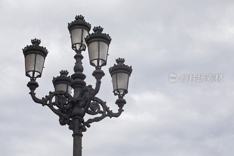 传统的西班牙路灯和多云的天空