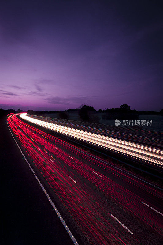 欧洲，英国伦敦，M25高速公路夜间快速行驶的交通