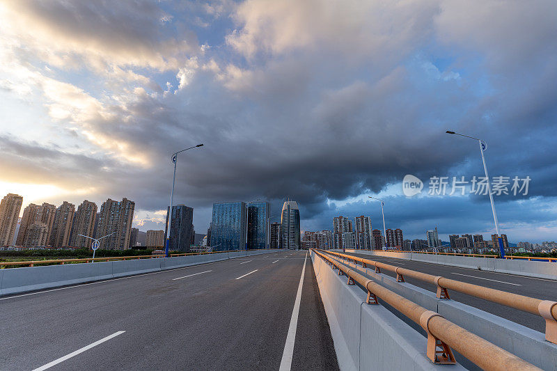 黄昏时空荡荡的高速公路和城市的天际线