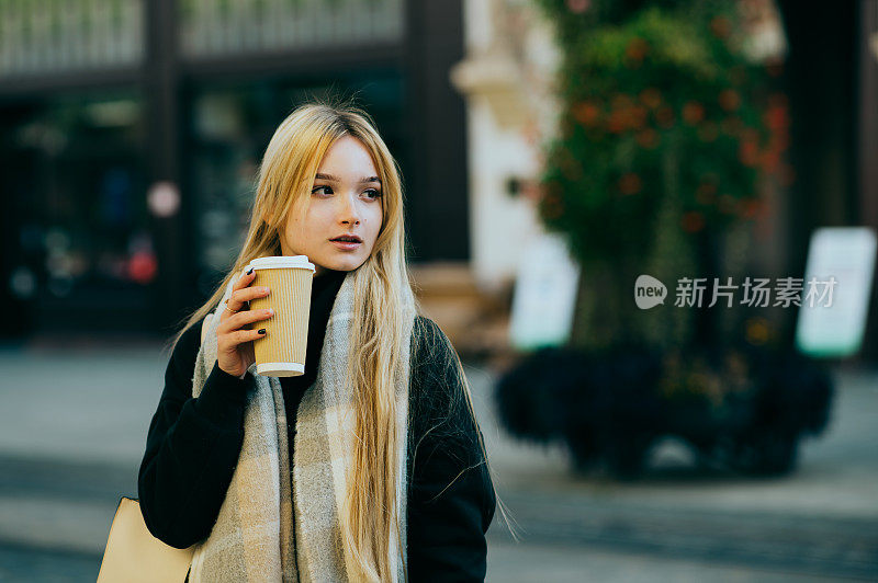 女孩秋天的肖像与咖啡杯