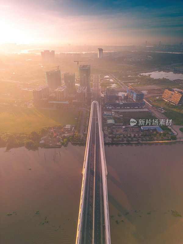 鸟瞰胡志明市的天际线和西贡河上的摩天大楼，市中心的商业中心。早上的观点。远处是地标81号摩天大楼