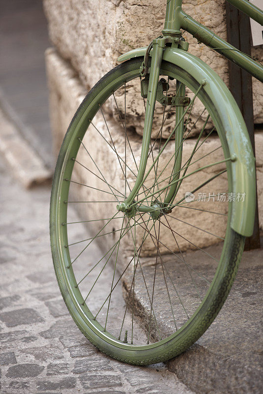 绿色凭证-油漆的自行车前轮
