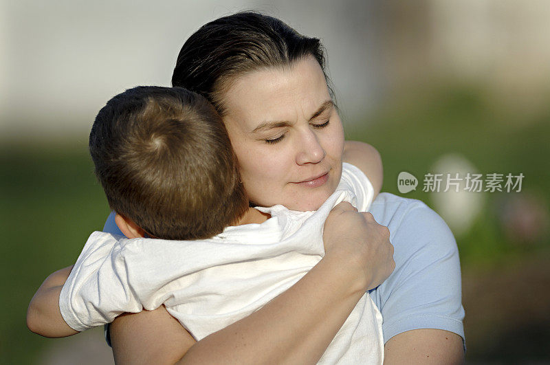 母亲紧紧地拥抱着儿子