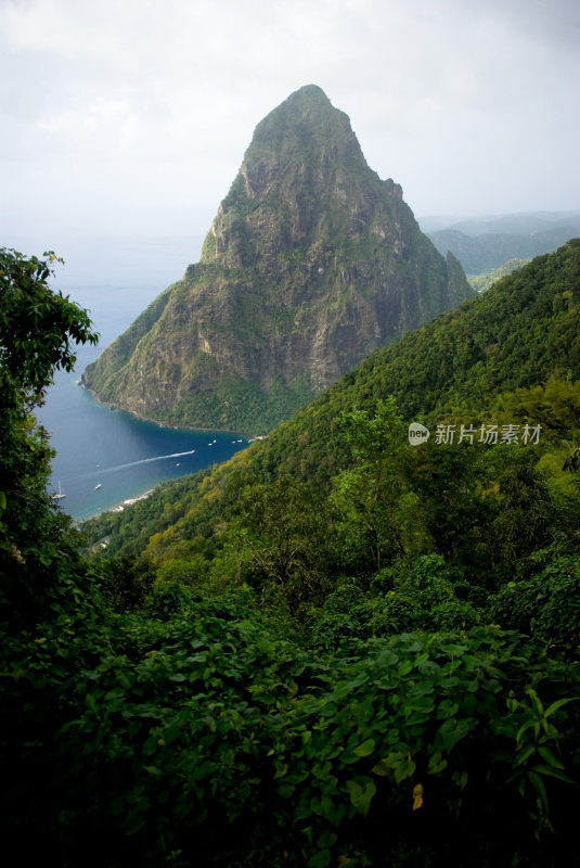 圣卢西亚的小piton崎岖的山峰