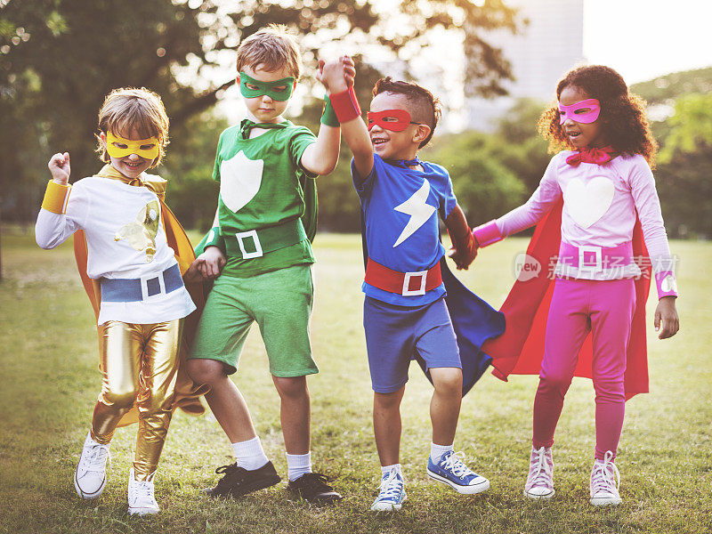 超级英雄、孩子、朋友在一起玩的有趣概念