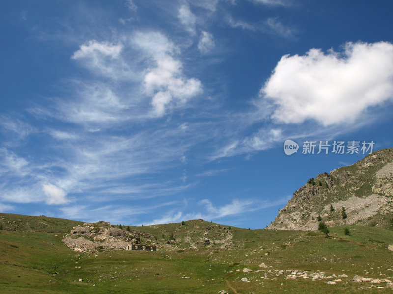 蓝天下的阿尔卑斯山风景