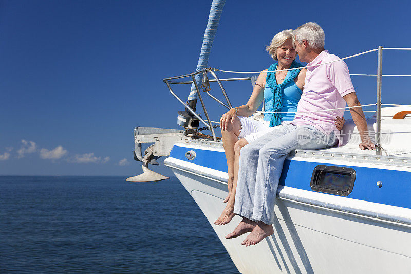 坐在帆船上的快乐老年夫妇