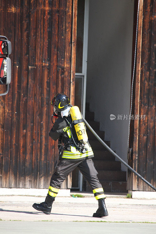 在一次演习中，勇敢的消防队员用氧气罐灭火