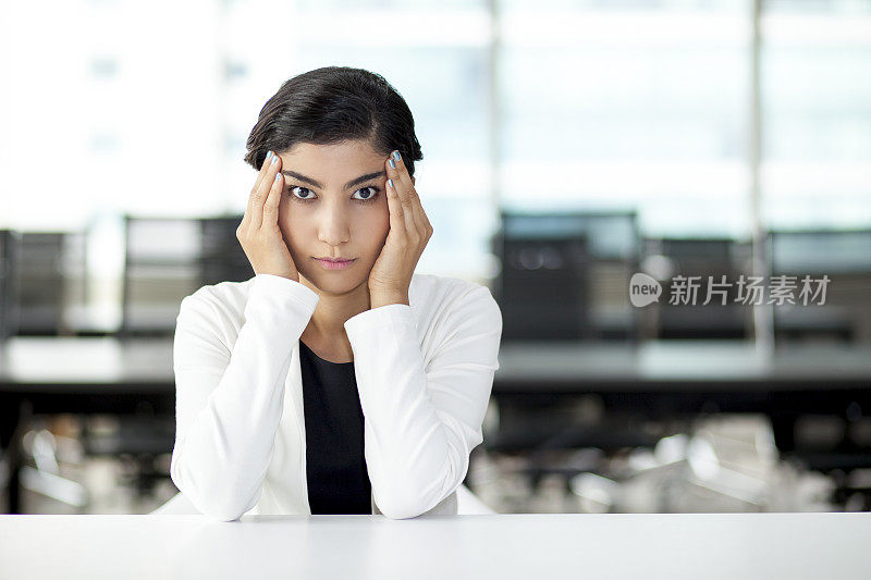 紧张的亚洲商业女性触摸太阳穴