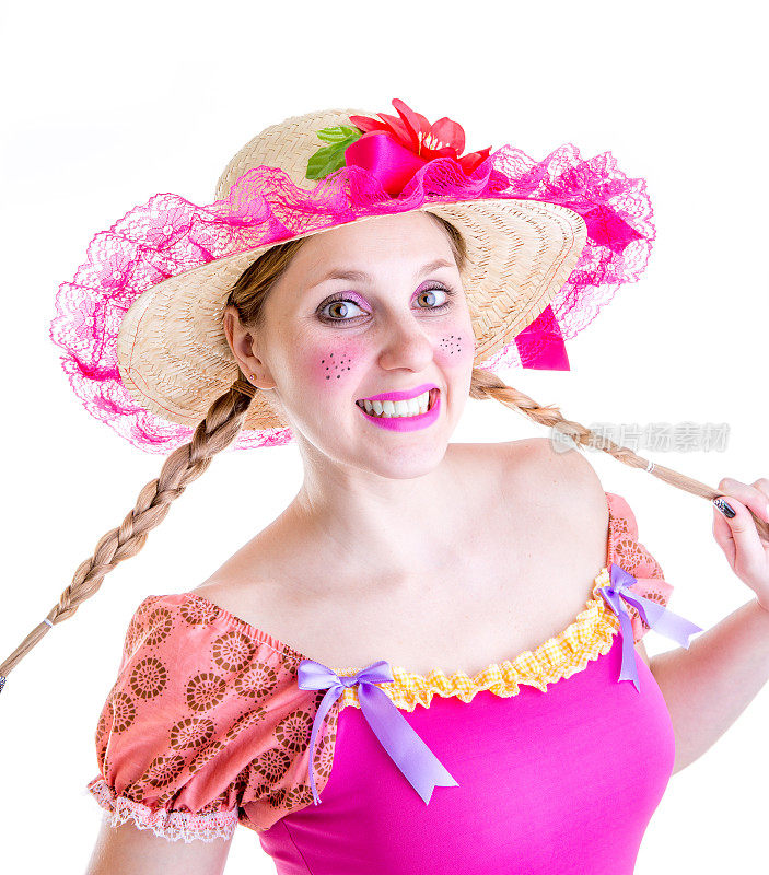 金发女孩穿着“凯皮拉”衣服参加巴西朱尼纳节日