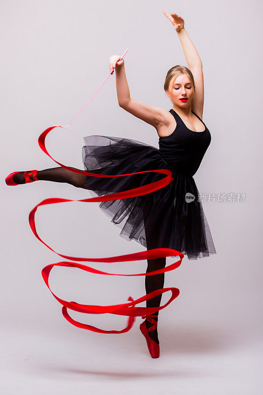 美丽的女子芭蕾舞体操训练健美操操用红丝带