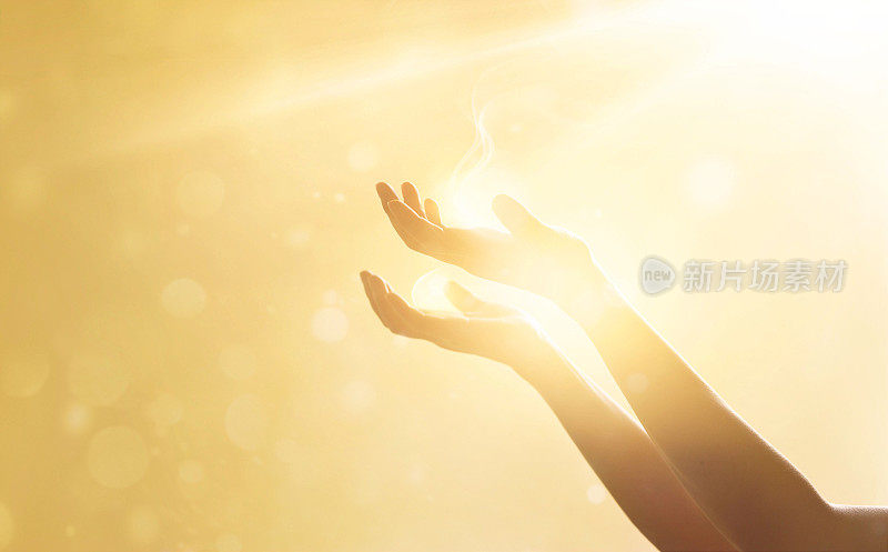 在夕阳的背景上，女人用手祈求上帝的祝福