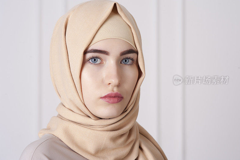 头上戴着头巾的年轻漂亮的穆斯林妇女