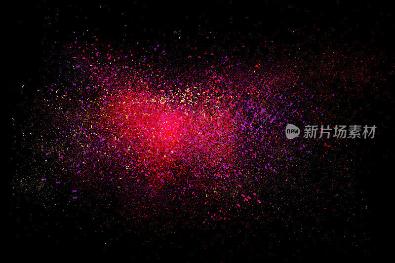 红色粉末爆炸冻结运动，孤立在黑色，黑暗的背景