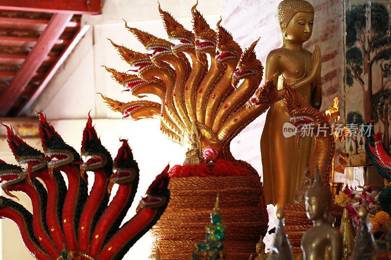 多尊泰国寺庙中五彩缤纷的金龙马像，艺术雕琢装饰像