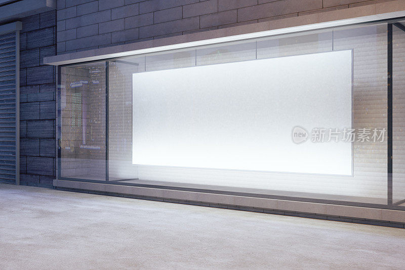 晚上商店橱窗里的大空白横幅