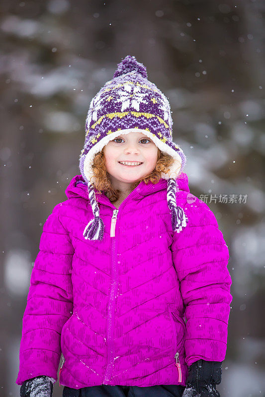 冬天下雪的女孩在外面的特写