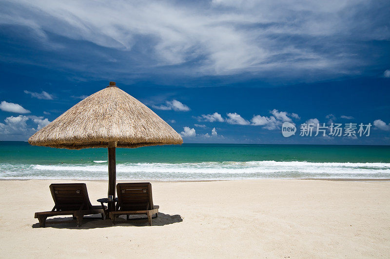 带雨伞和椅子的海滩，copyspace