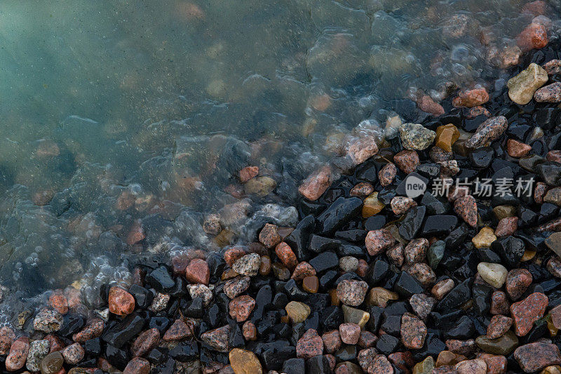 海水和鹅卵石