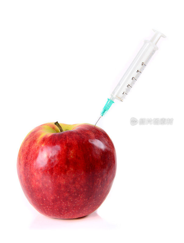注射器扔进红苹果隔离-转基因食品