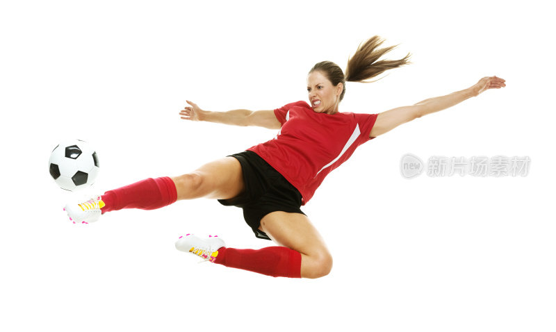 兴奋的女足球运动员踢着球