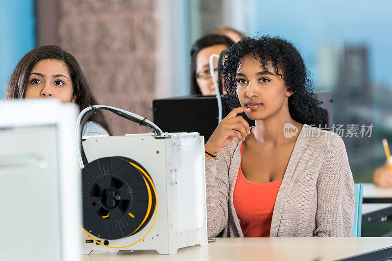 年轻女子在大学设计技术课上使用3D打印机
