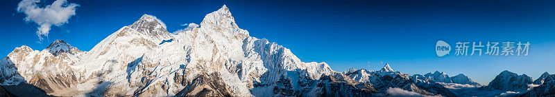 珠穆朗玛峰和Nuptse山峰俯瞰昆布峰全景喜马拉雅
