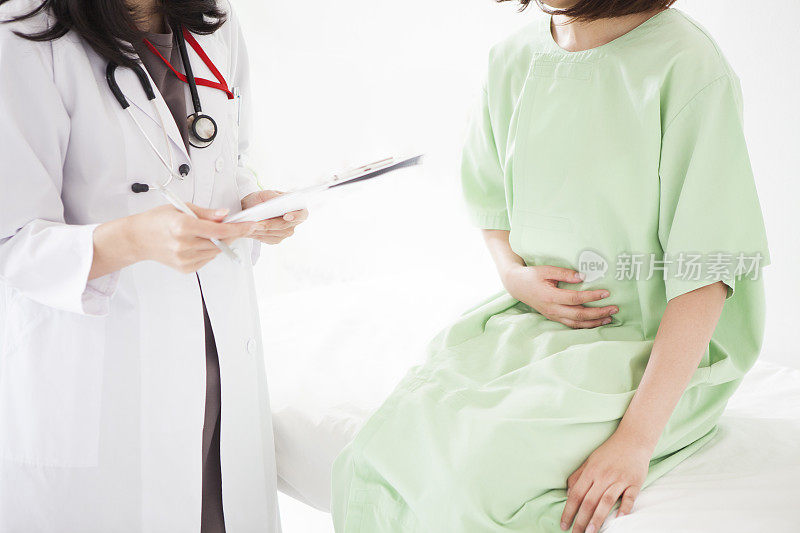 一个女人向医生抱怨胃痛