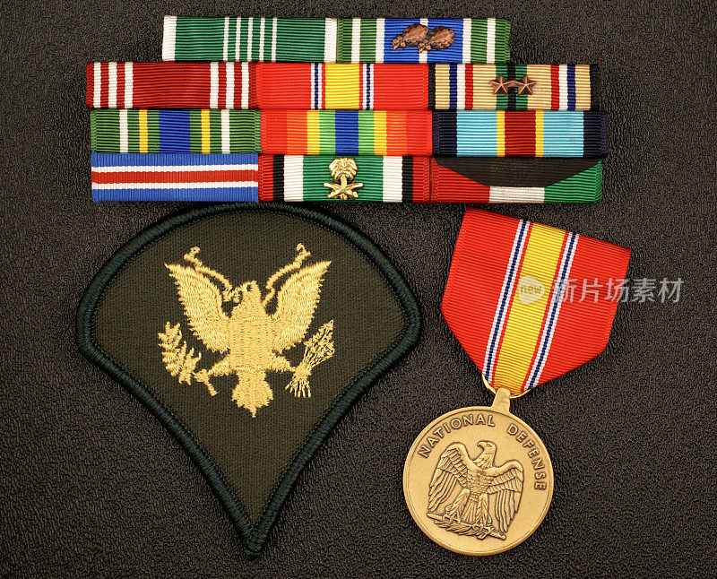 美国陆军E4级，有绶带和勋章
