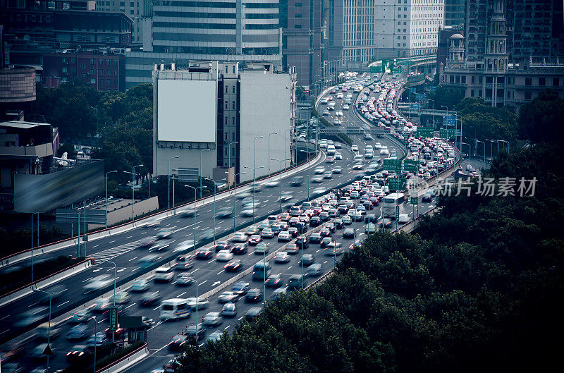 上海，高速公路上开车