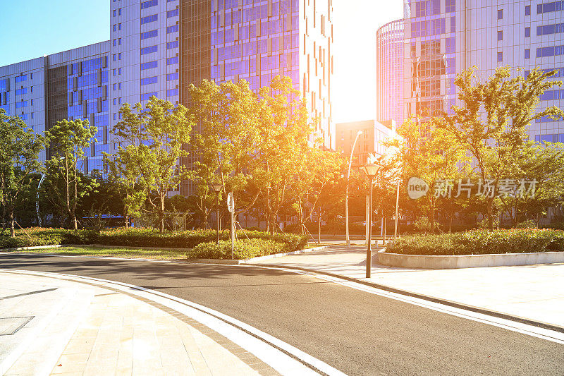 现代化的城市道路和建筑