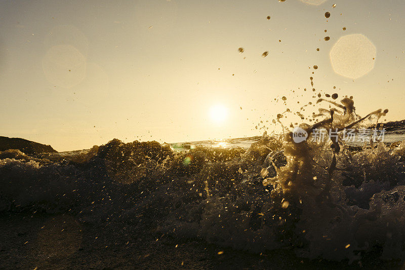 在纽基的费斯特拉海滩日落，溅起的浪花