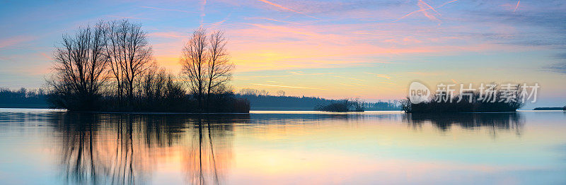 冬日日落湖上的小岛