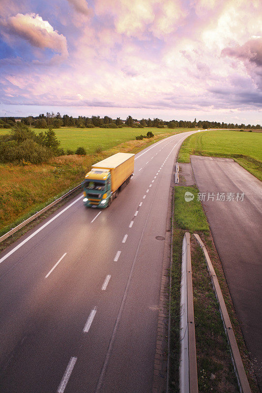 夕阳下高速公路上的卡车