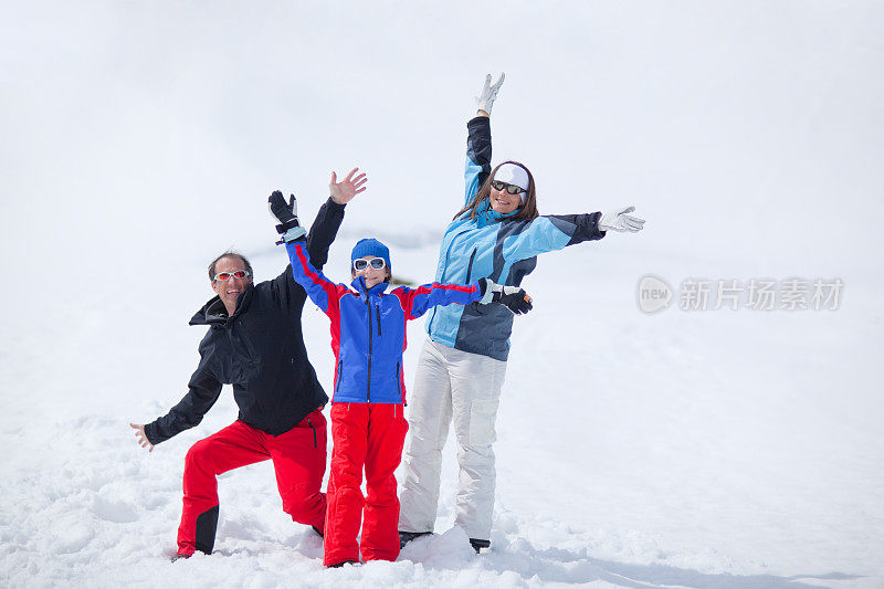 幸福的一家人穿着滑雪服