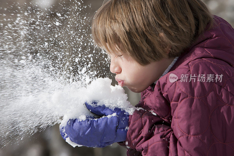 小女孩在雪中玩耍