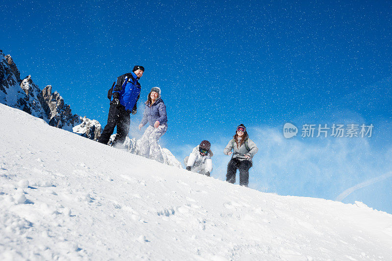 滑雪队-美丽的家庭享受在雪和冬天