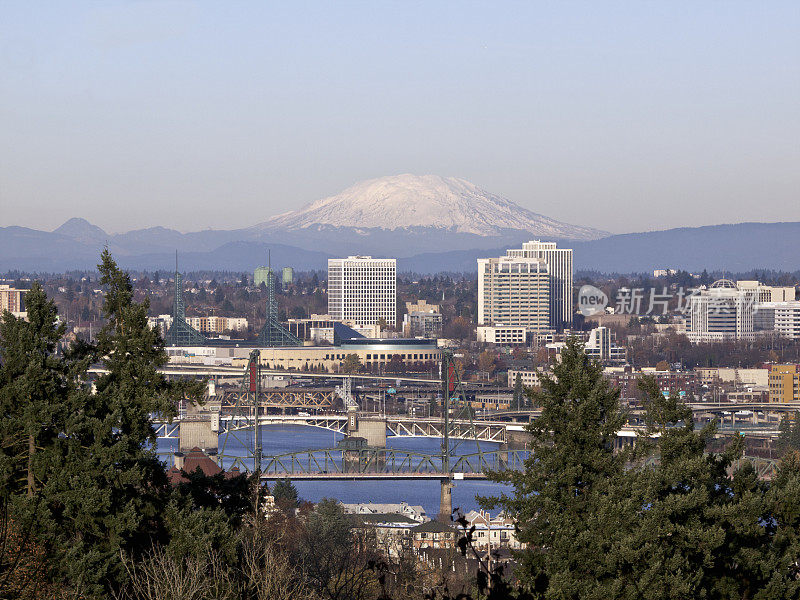 俄勒冈州波特兰圣海伦斯山威拉米特河桥市中心摩天大楼